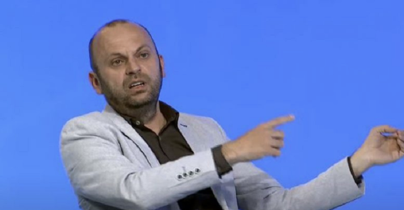 Mushkolaj tallet pas shtyrjes së përçudshme për një ditë të afatit të gjobave për targa ilegale