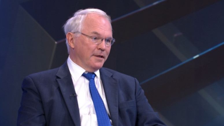 Ambasadori amerikan: Të shtyhet afati për targat së paku për 1 vit