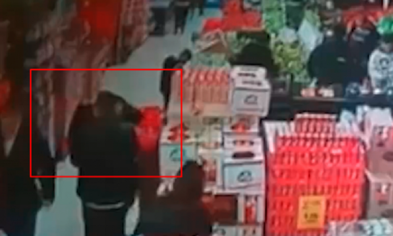 Na ndodhi edhe kjo: Punëtori i “Viva Fresh-it” ia kafshon veshin konsumatorin në Fushë Kosovë