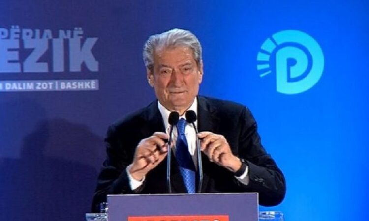 “Pas Enver Hoxhës, Rama armiku më i egër”, Berisha: Si 32 vite më parë, bota na sheh si njerëzit e gomoneve