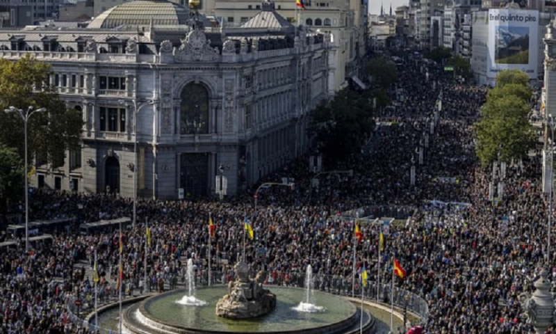 Spanjollët dalin në protestë për të mbrojtur sistemin shëndetësor, qeveria i mbështet