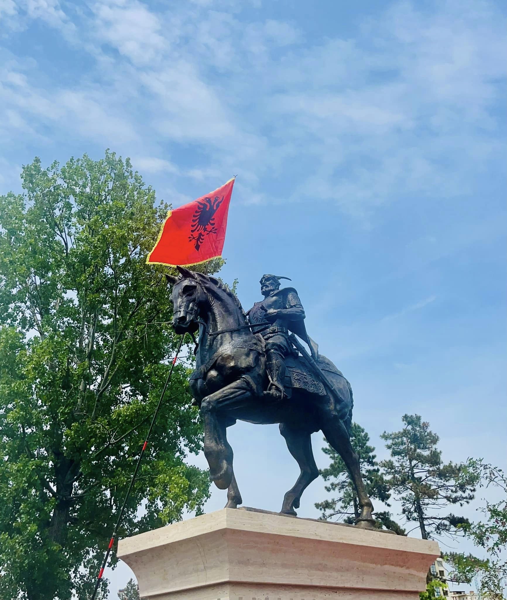 Përurohet në Gjakovë  busti i heroit kombëtar  Gjergj Kastriot Skënderbeut
