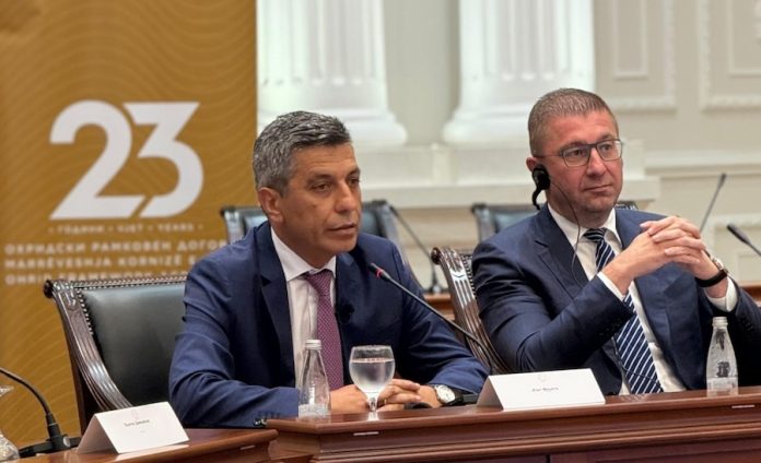 Izet Mexhiti e realizon premtimin flet, shqip në seancën solemne të Qeverisë