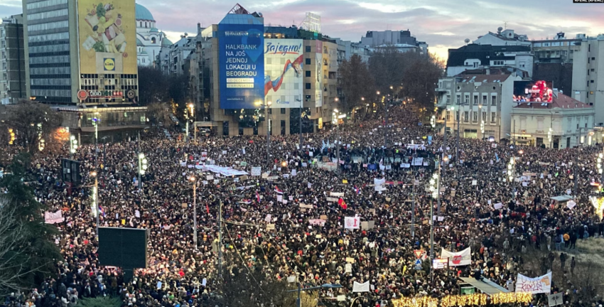 Në protestat e djeshme në Serbi  kishte më shumë njerëz sesa kur përmbysën Millosheviqin