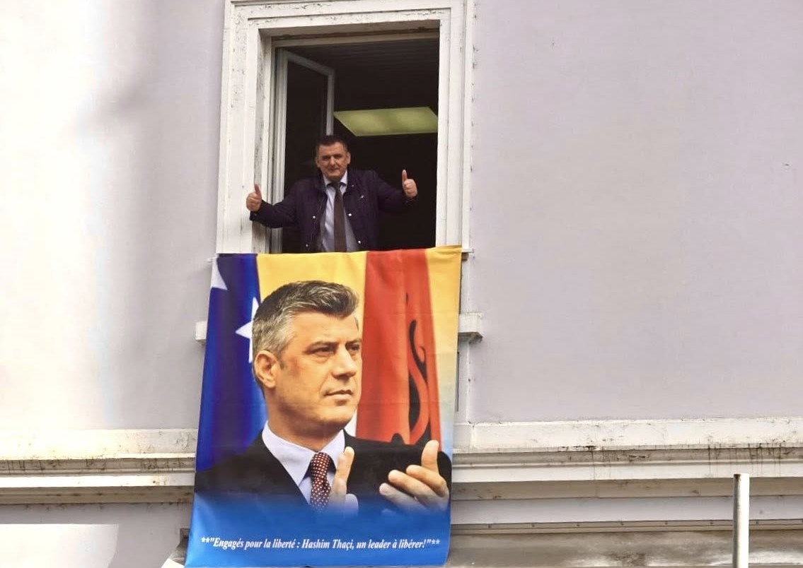 Poster për Thaçin në Delémont të Zvicrës