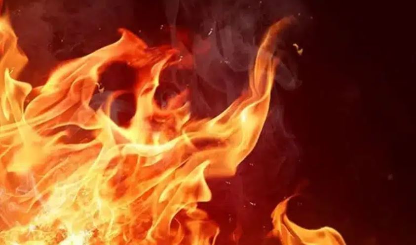 Zjarri del jashtë kontrollit në Novobërdë, derisa gruaja po gatuante