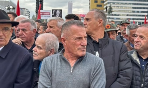 Babai i Granit dhe Taulant Xhakës në protestën për luftëtarët e UÇK-së