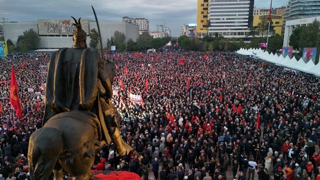 Protesta masive në Tiranë, Memli Krasniqi: Vetëm UÇK-ja dhe drejtësia mund t’i bashkojnë shqiptarët kështu