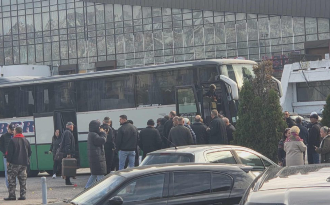 Protesta në Tiranë: Interesim i madh i qytetarëve, fillon mbushja e autobusëve në Prishtinë
