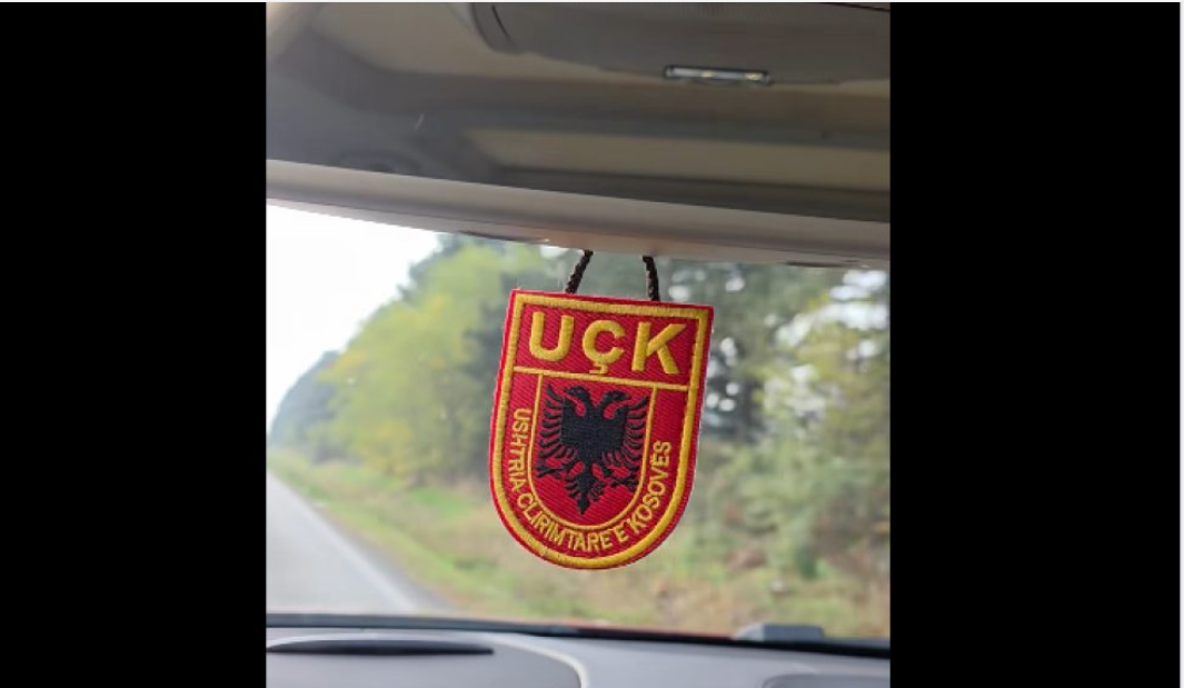 “UÇK, UÇK, zemra e Kosovës”: Duke e kënduar këngën e njohur, deputeti i AAK-së niset drejt Tiranës