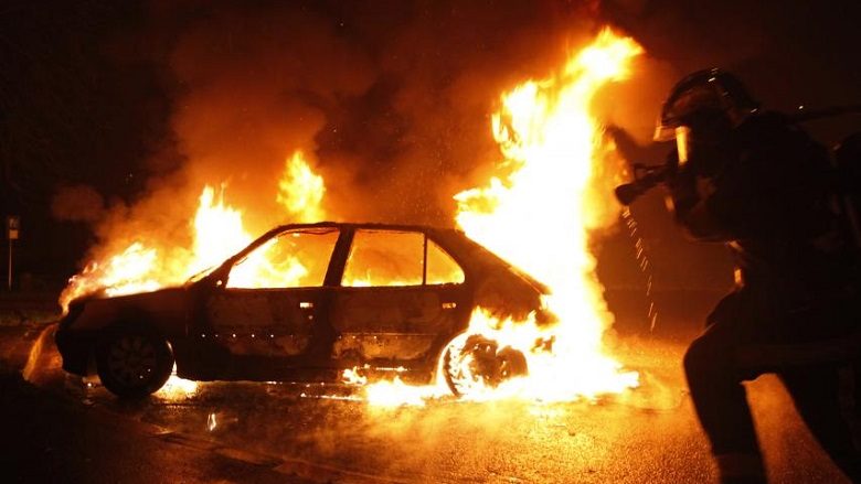 Zjarr në parking dhe automjete të djegura në Lipjan – prangosen tre persona