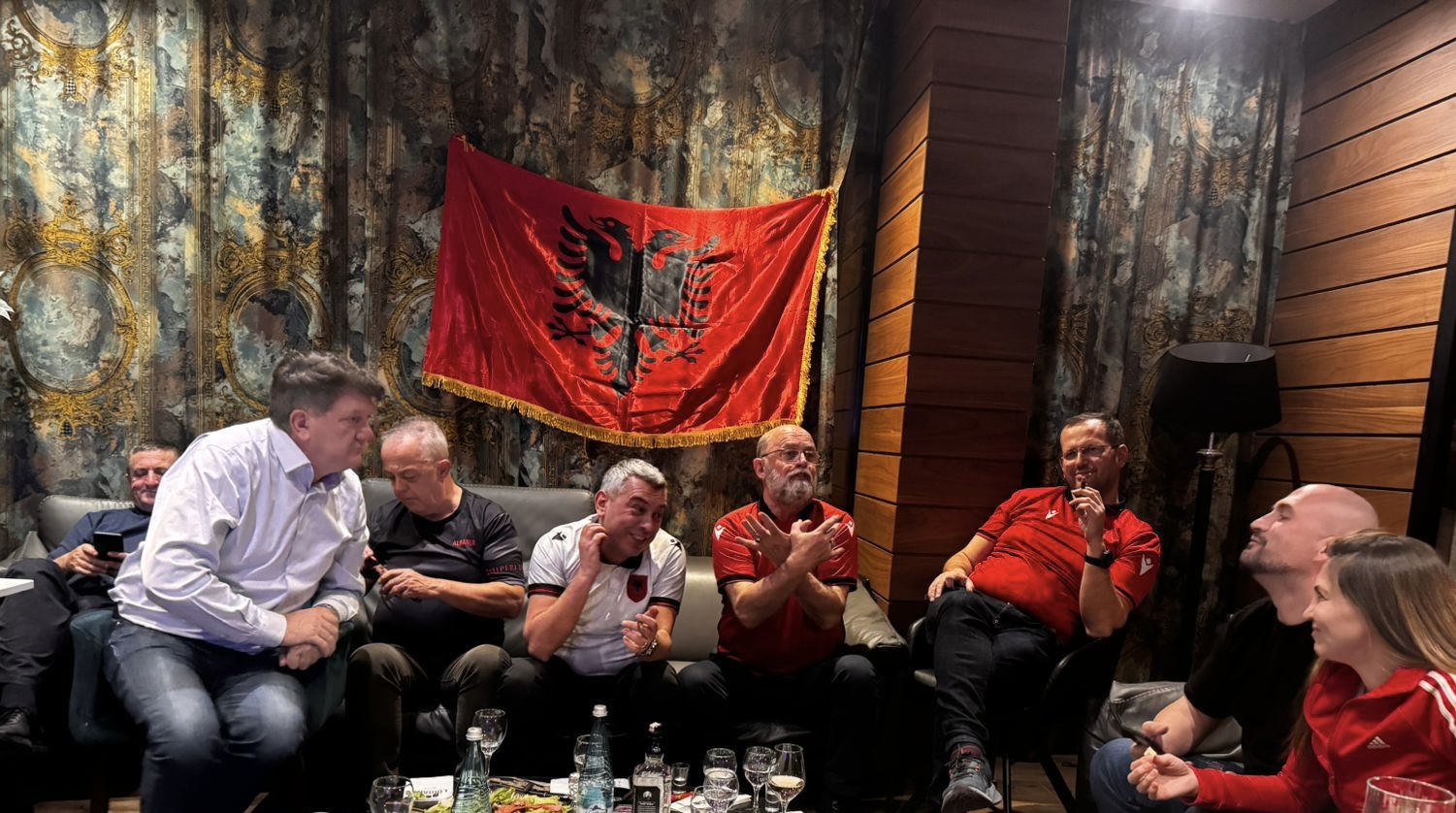 Milaim Zeka në shoqërinë e ambasadorëve për ndeshjen Shqipëri–Serbi