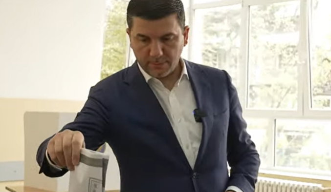 Memli Krasniqi hedh votën, shoqërohet nga bashkëshortja