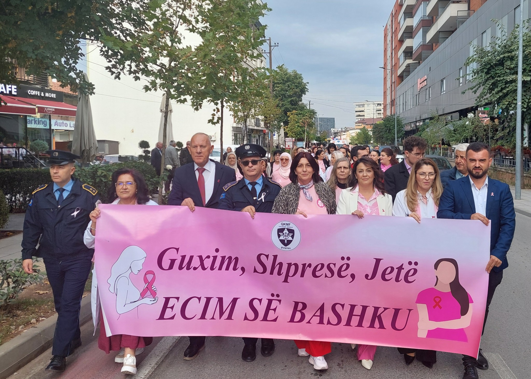 Policia në Prizren merr pjesë në marshin sensibilizues kundër kancerit të gjirit