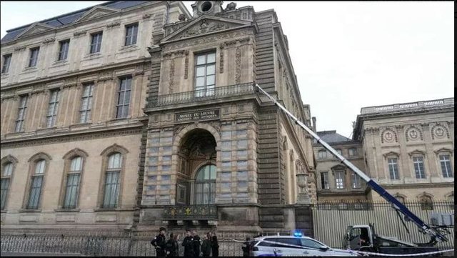 FOTOT/ Grabitje e bujshme në Luvër: Vidhen për 4 minuta xhevahiret e Napoleonit. Vlera e pallogaritshme