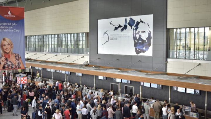 Shtetasi zviceran vdes në aeroportin e Prishtinës  iu keqësua gjendja përderisa po priste për të udhëtuar