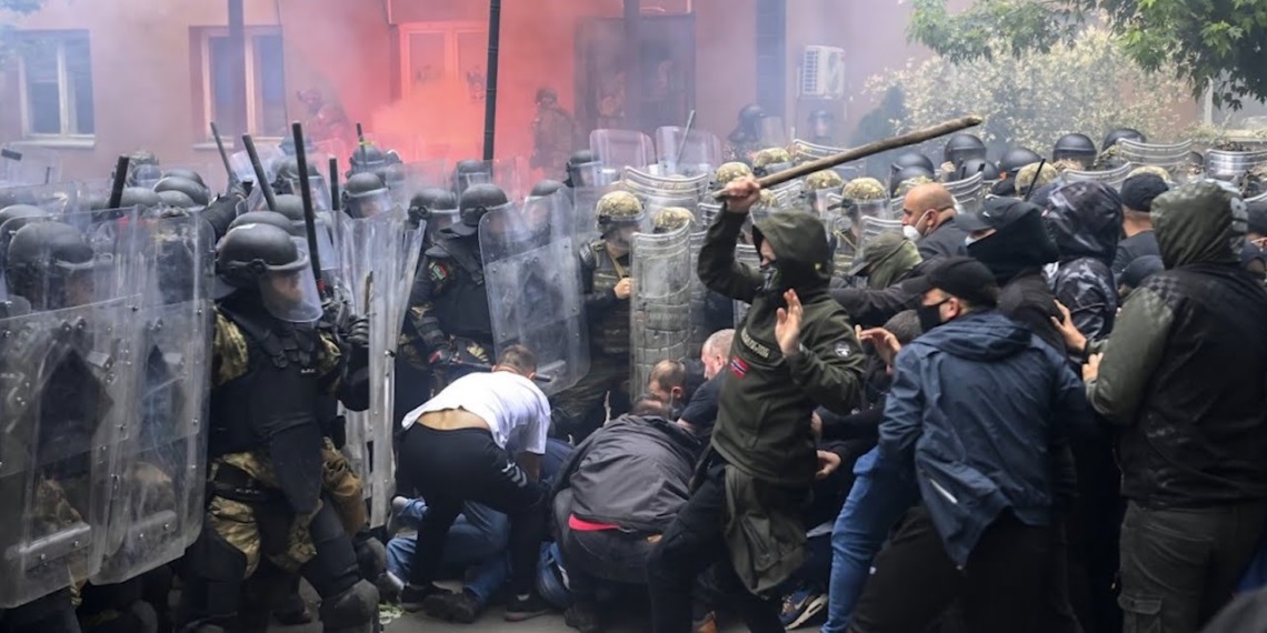 Dy serbë dënohen me nga 4 mijë euro për sulm ndaj policisë në veri të Mitrovicës