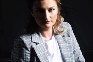 Edlira Qefalija Zeka denoncon publikisht Vedat Xhymshitin për akuza pa prova dhe lidhje të dyshimta