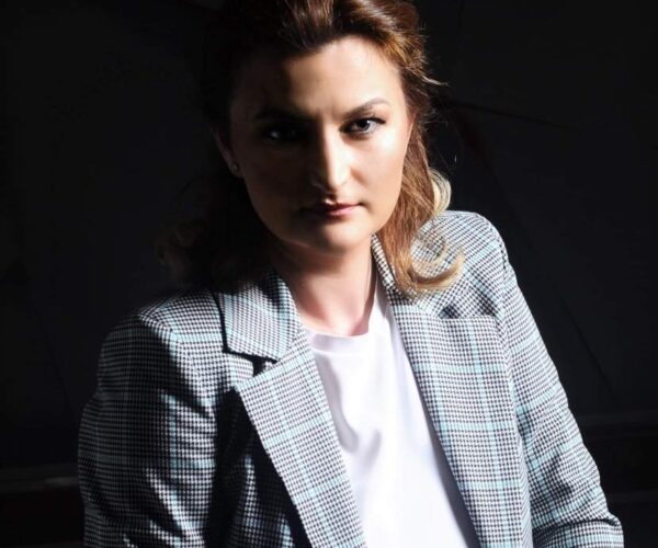 Edlira Qefalija Zeka denoncon publikisht Vedat Xhymshitin për akuza pa prova dhe lidhje të dyshimta