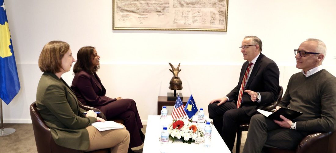 Hamza e nis angazhimin e ri me një simbolikë, takon diplomaten amerikane: Çdo veprim që cenon Kushtetutën, i papranueshëm