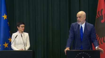 Washington Post/ Shqipëria po lufton korrupsionin. Të akuzuarit po kundërpërgjigjen. Veliaj: Cili vrasës serial i ka parë gjithë familjarët dhe rrjetin e tij të zvarritur në hetim?”