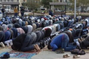 Provinca kanadeze ndalon lutjet në publik me ligjin shekullarist