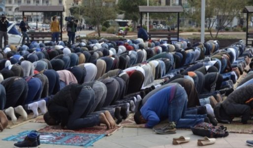 Provinca kanadeze ndalon lutjet në publik me ligjin shekullarist