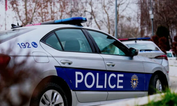 Tre fëmijë dorëzojnë në polici dokumente dhe 614 euro të gjetura në Ferizaj