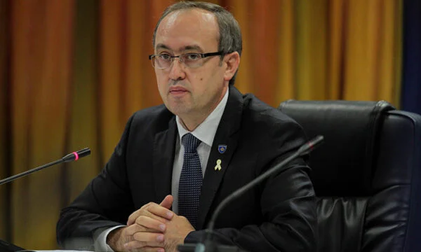 Deklarata e Osmanit për “900 bandat”, Hoti: Tragjikomike, autogol diplomatik që dëmton imazhin e Kosovës