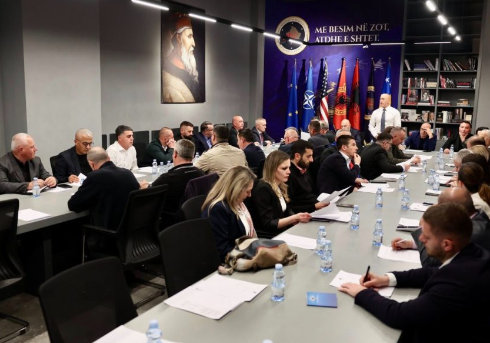 Mblidhet Kryesia e AAK-së, nuk pritet të ketë ndonjë dorëheqje