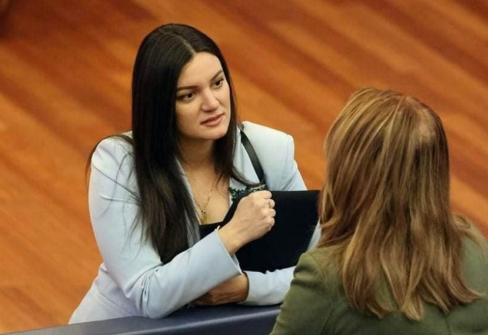 Jeta Statovci propozimin e Abdixhikut për qeveri kalimtare e quan “qeveri totalitare”