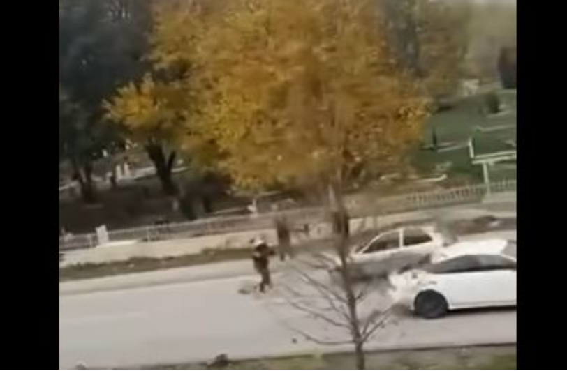 Tentoi t’i ikë Policisë e më pas nxori armën – Krejt çka ndodhi sot në Istog ku mbeti i lënduar edhe një polic