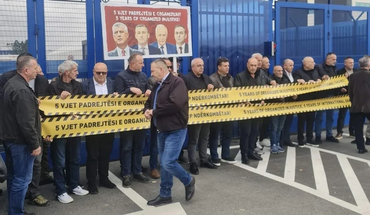 Aksion simbolik para bazës së EULEX-it, OVL-UÇK kërkon drejtësi për ish-krerët e UÇK-së