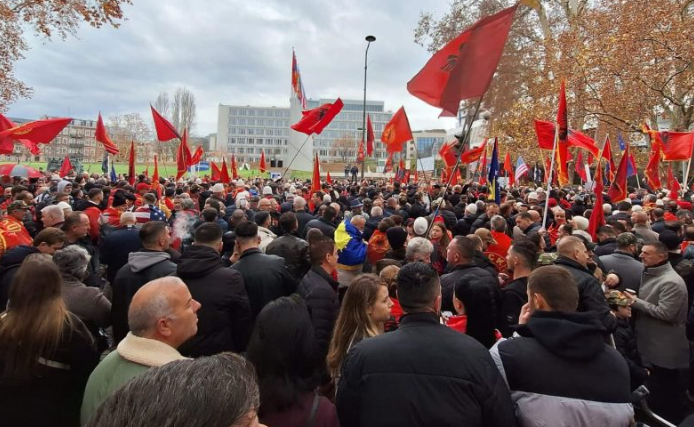 Aty ku sajimi rus dhe serb u dha përmes Dick Marty-it, shqiptarë në mijëra mbushin Strasburgun me kërkesë për drejtësi