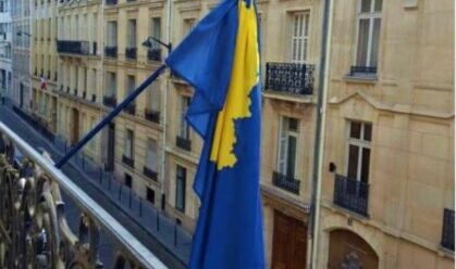 Ambasada e Kosovës në Paris do t’i ndërpres shërbimet konsullore për mbi 2 javë, kjo është arsyeja