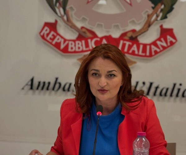 Edlira Qefalija Zeka: Kurti e humbi rastin në kohë lufte, sot “qet pushkë” vetëm në rrjete sociale