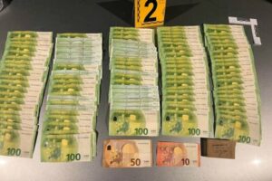 Arrestimi i gjashtë zyrtarëve të shtetit dhe një ish-ministri, Prokuroria Speciale: Të dyshuarit u kapën duke i shkëmbyer paratë