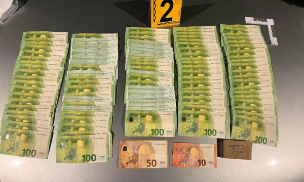 Arrestimi i gjashtë zyrtarëve të shtetit dhe një ish-ministri, Prokuroria Speciale: Të dyshuarit u kapën duke i shkëmbyer paratë
