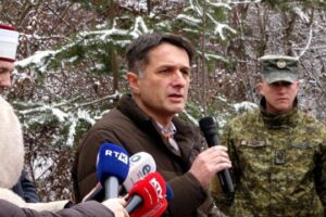 Murati pas varrosjes së babait të Salih Mustafës: Dhimbja edhe më e madhe që Cali nuk është këtu shkak i padrejtësisë së Hagës