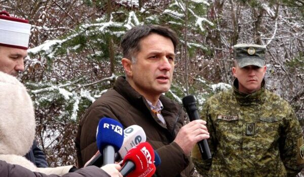 Murati pas varrosjes së babait të Salih Mustafës: Dhimbja edhe më e madhe që Cali nuk është këtu shkak i padrejtësisë së Hagës