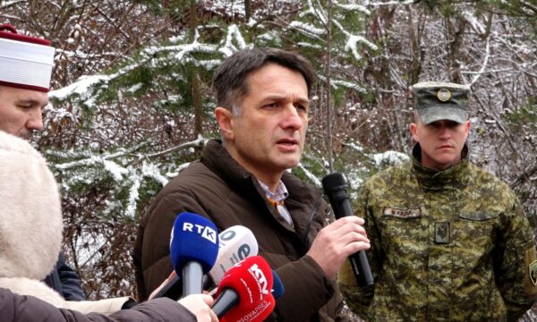 Murati pas varrosjes së babait të Salih Mustafës: Dhimbja edhe më e madhe që Cali nuk është këtu shkak i padrejtësisë së Hagës