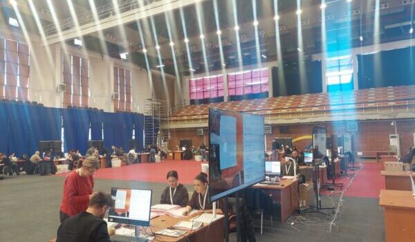 KQZ pret procesimin e votave tjera, Elezi: Mbi 16 mijë votuan në përfaqësi diplomatike, 58 mijë ishin regjistruar për votim me postë