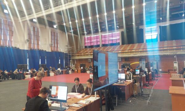 KQZ pret procesimin e votave tjera, Elezi: Mbi 16 mijë votuan në përfaqësi diplomatike, 58 mijë ishin regjistruar për votim me postë