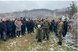 Pa praninë e djalit, varroset babai i Salih Mustafës