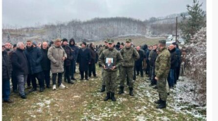 Pa praninë e djalit, varroset babai i Salih Mustafës