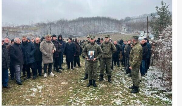 Pa praninë e djalit, varroset babai i Salih Mustafës