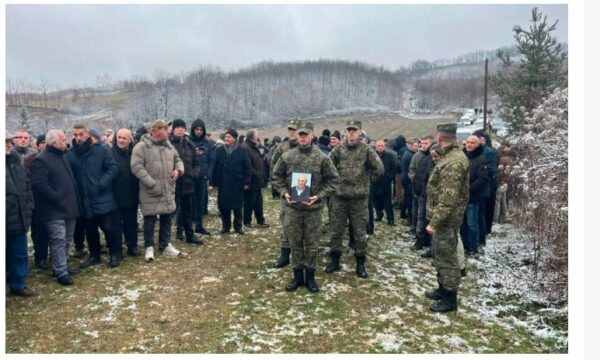 Pa praninë e djalit, varroset babai i Salih Mustafës