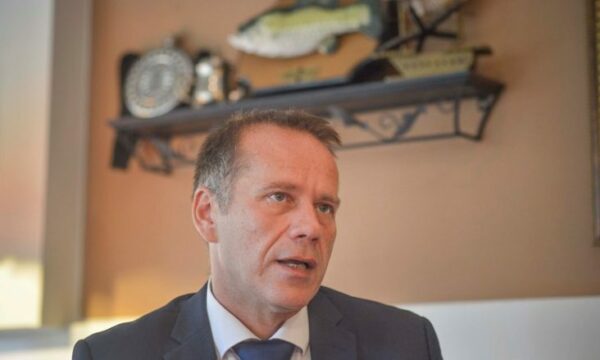 Arifi  Qeveria Kurti  kampione në përdorimin e buxhetit të shtetit për interesa partiake