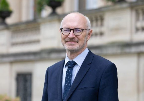 Ambasadori i Francës takohet me Osmanin: Gazetarët duhet të respektohen dhe mbrohen