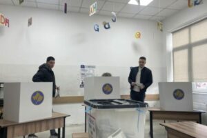 E shoqëruar nga djemtë e saj, voton bashkëshortja e Kadri Veselit